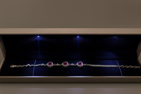 (Işıklı Kutusunda) Özel Tasarım Kırmızı Taşlı Kalp Figürlü Şık Bayan Bileklik Gümüş