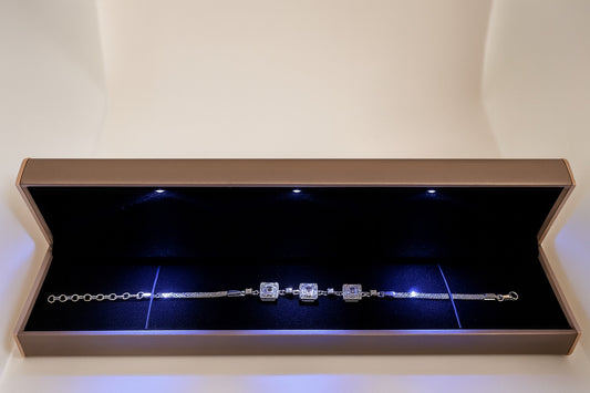 (Işıklı Kutusunda)Modern Tasarım Kare Figürlü Işıltılı Kadın Bileklik Gümüş