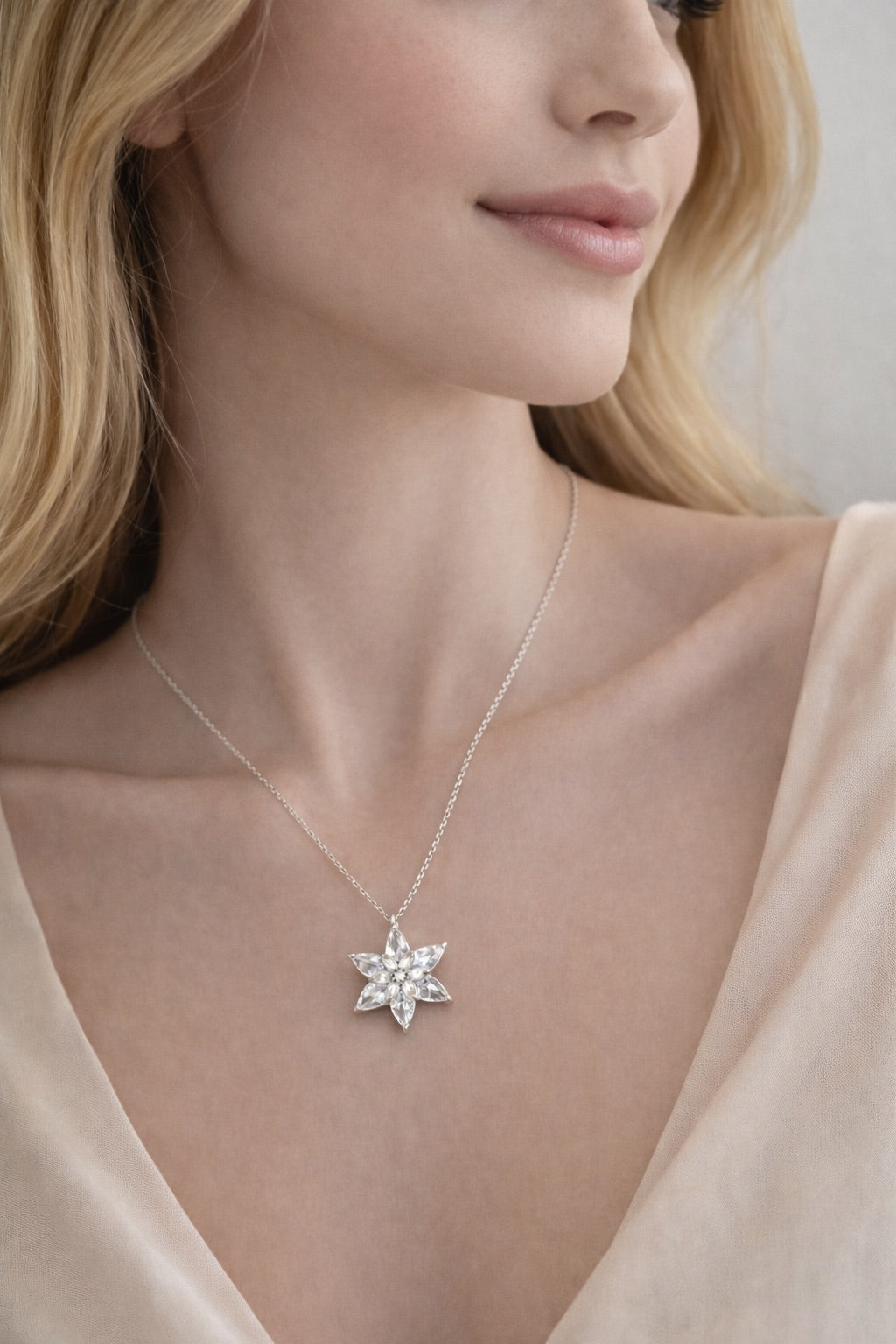 Zarif Tasarım Beyaz Taşlı Lotus Çiçeği Gümüş Kolye