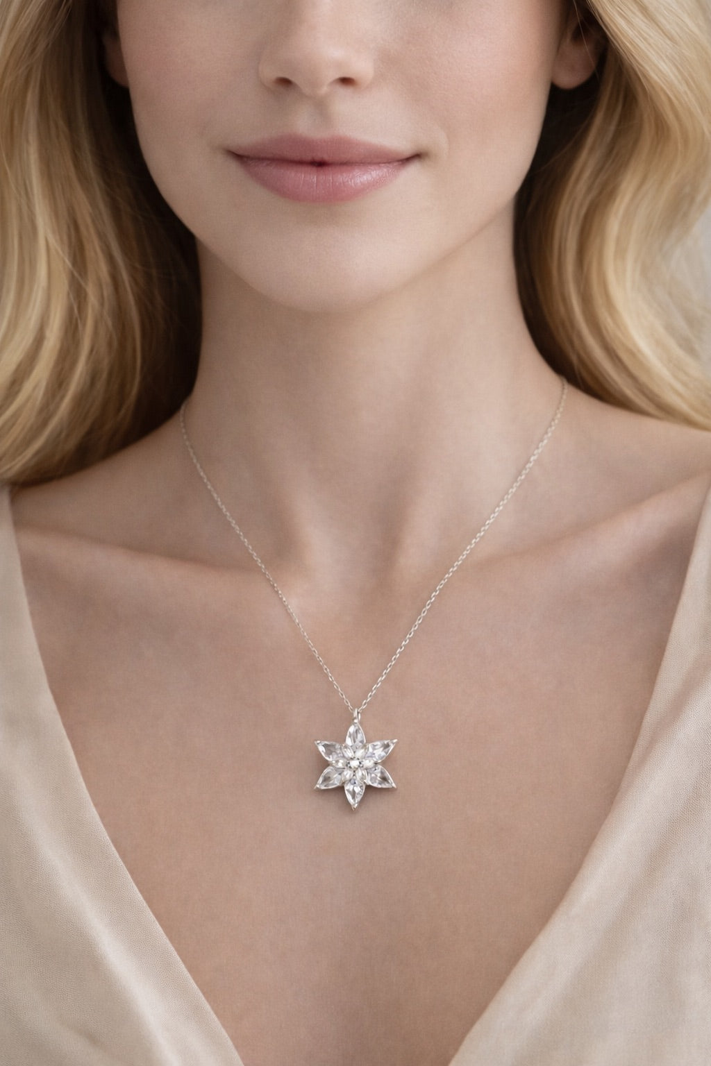 Zarif Tasarım Beyaz Taşlı Lotus Çiçeği Gümüş Kolye