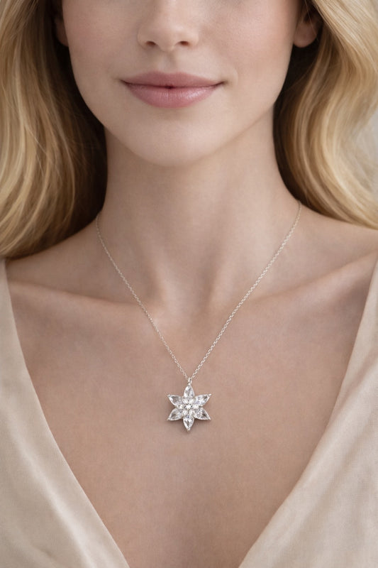 Zarif Tasarım Beyaz Taşlı Lotus Çiçeği Gümüş Kolye